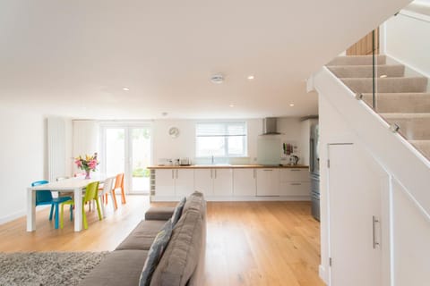 TV and multimedia, Kitchen or kitchenette, Living room, Seating area, Dining area