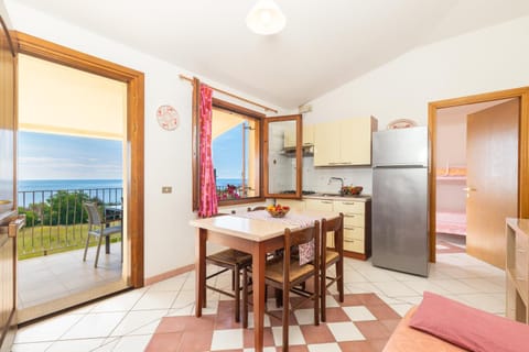 Kitchen or kitchenette, Dining area, Sea view