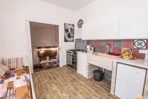 Kitchen or kitchenette, Living room, Dining area, oven, pet friendly, stove