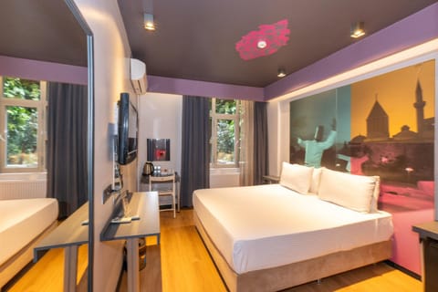Communal lounge/ TV room, Bed, TV and multimedia, Photo of the whole room, Bedroom