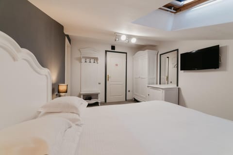 Bed, TV and multimedia, Photo of the whole room