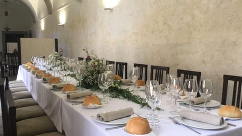 Restaurant/places to eat, Banquet/Function facilities