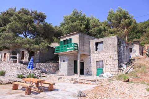 Property building, Natural landscape, Seating area