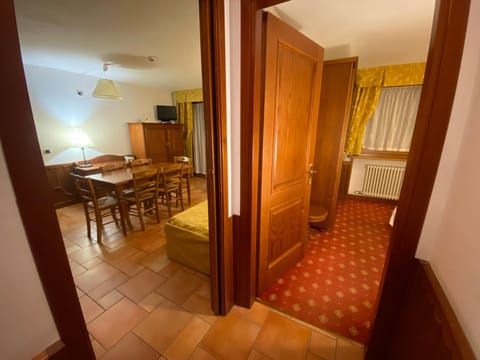 TV and multimedia, Living room, Seating area, Dining area, wardrobe