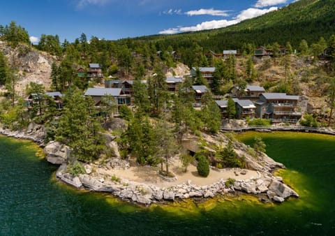 Property building, Nearby landmark, Bird's eye view, Lake view, Mountain view
