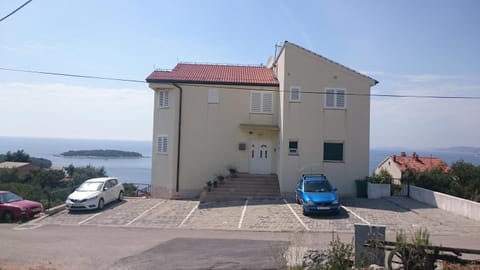 Property building, Facade/entrance, Decorative detail, On site, Sea view, Area and facilities, Parking