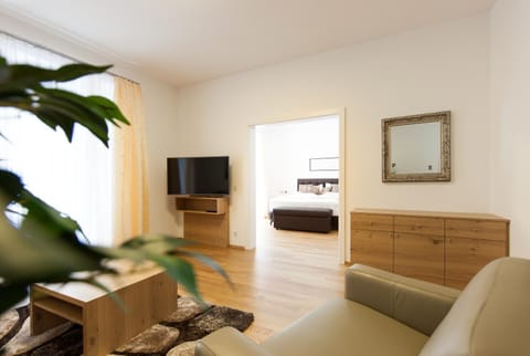 TV and multimedia, Living room, Photo of the whole room, Decorative detail, Seating area, Bedroom