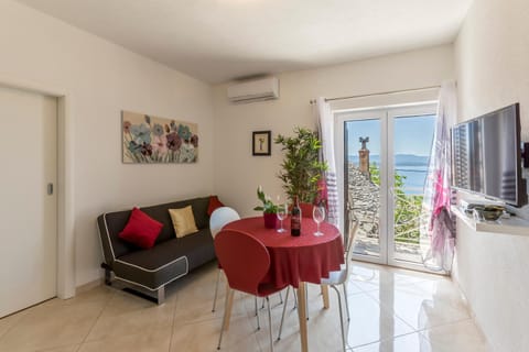 Communal lounge/ TV room, Dining area, Sea view