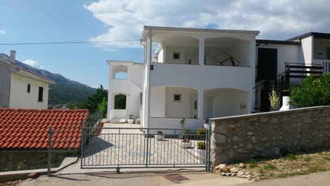 Facade/entrance, View (from property/room), Street view