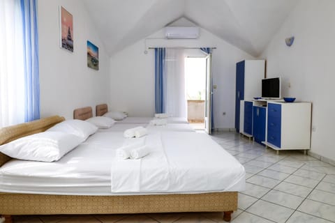 Communal lounge/ TV room, Bed, TV and multimedia, Photo of the whole room