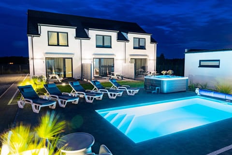 Property building, Night, Natural landscape, Hot Tub, Pool view, Swimming pool, sunbed