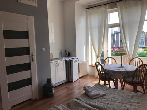 Kitchen or kitchenette, internet