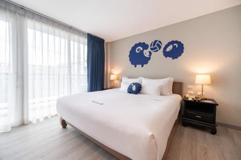 Photo of the whole room, Bedroom
