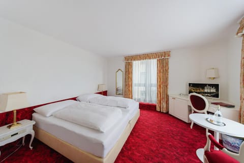 Bed, TV and multimedia, Photo of the whole room, Seating area, Bedroom