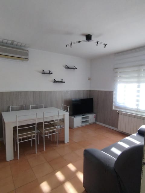 Fishing, Seating area, Hiking, Cycling, Street view, Family