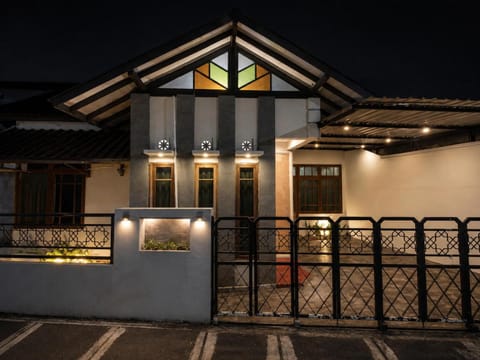 Property building, Facade/entrance, Night
