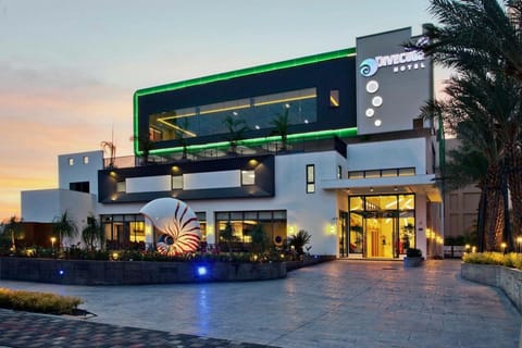 Nearby landmark, Restaurant/places to eat, Restaurant/places to eat, Facade/entrance, Property logo or sign, Natural landscape, Garden, On-site shops, Balcony/Terrace, Lobby or reception, Lounge or bar, Banquet/Function facilities, Diving, Diving, Supermarket/grocery shop, Shopping Area, Swimming pool, Swimming pool, Sports, Meals, Lunch, Dinner, Alcoholic drinks, Non alcoholic drinks, Certificate/Award