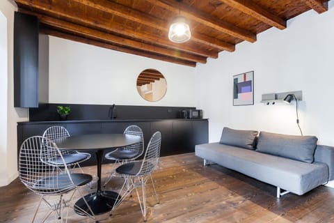 Coffee/tea facilities, Kitchen or kitchenette, Living room, Photo of the whole room, Dining area