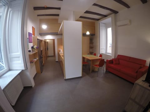 Bed, People, TV and multimedia, Kitchen or kitchenette, Living room, Photo of the whole room, Guests, Area and facilities, children, young children, older children, group of guests, Family