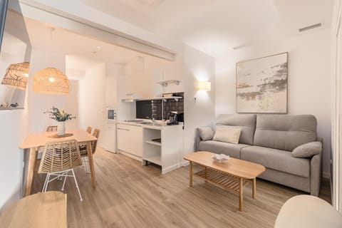 Kitchen or kitchenette, Living room, Seating area, Dining area, stove