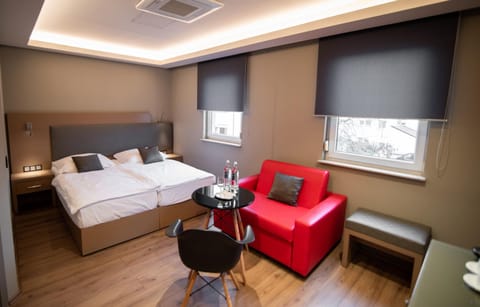 Bed, Photo of the whole room, Seating area, Bedroom