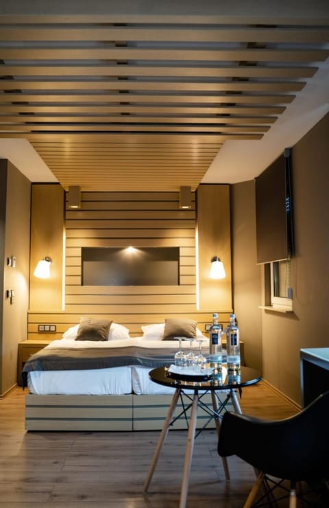 Bed, Photo of the whole room, Seating area, Bedroom