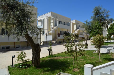 Facade/entrance, Day, Summer, BBQ facilities, Garden, On site, Garden view