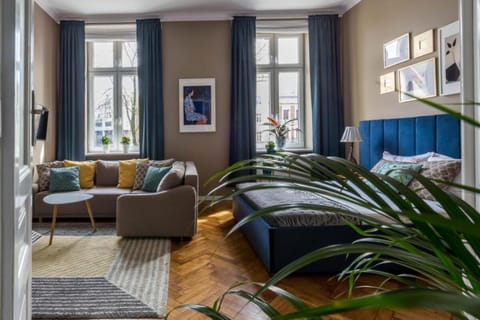 Bed, TV and multimedia, Photo of the whole room, Seating area, Bedroom