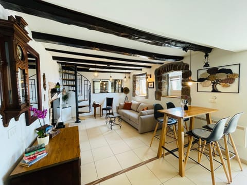 Bed, Living room, Seating area, Dining area