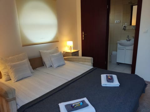 Bed, Bathroom, Photo of the whole room