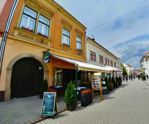 Restaurant/places to eat, Facade/entrance, Food and drinks, On site, Text overlay, Street view, Location