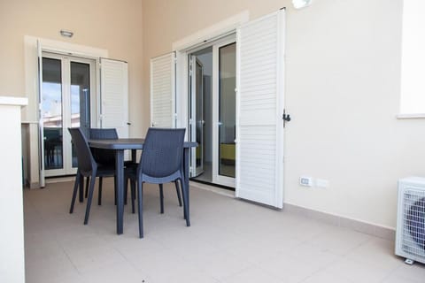 Facade/entrance, Balcony/Terrace, Dining area