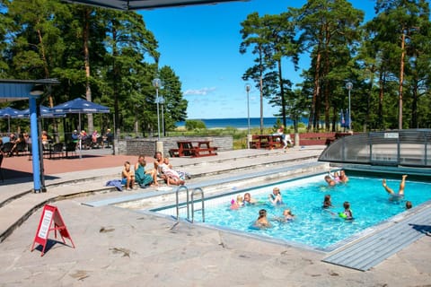 Restaurant/places to eat, Swimming pool