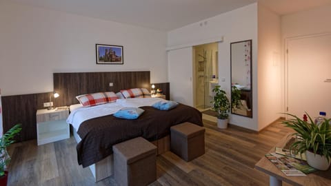 Photo of the whole room, Decorative detail