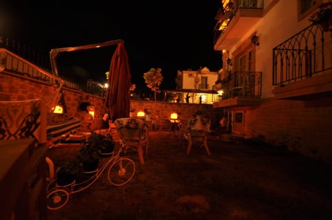 Communal lounge/ TV room, Night, Garden, Library, Balcony/Terrace, Lobby or reception, Communal kitchen, City view, Garden view