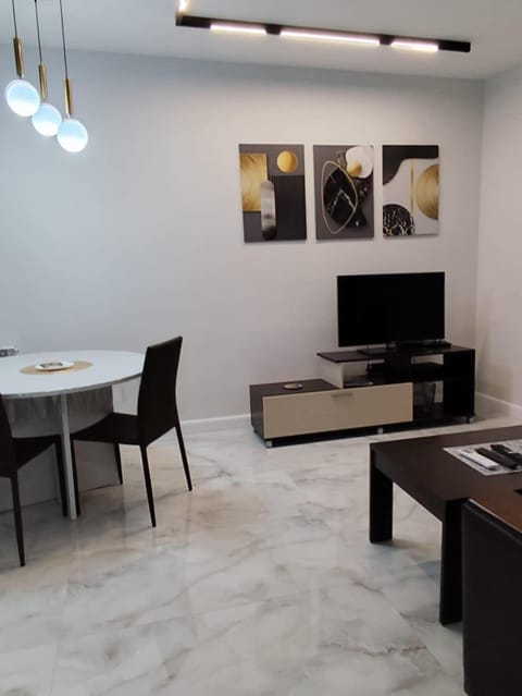 TV and multimedia, Living room, Seating area, Dining area