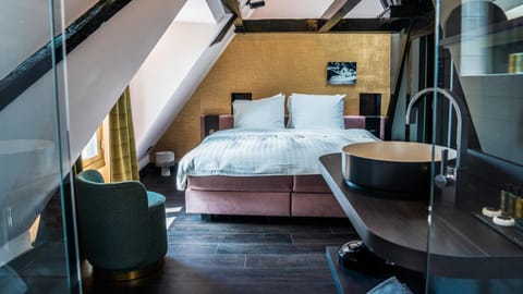 Bed, Bathroom, Photo of the whole room