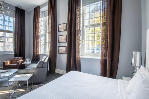 Bed, Seating area