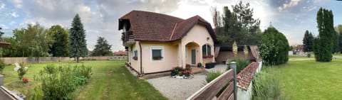 Property building, Neighbourhood, Natural landscape, Garden, Garden view