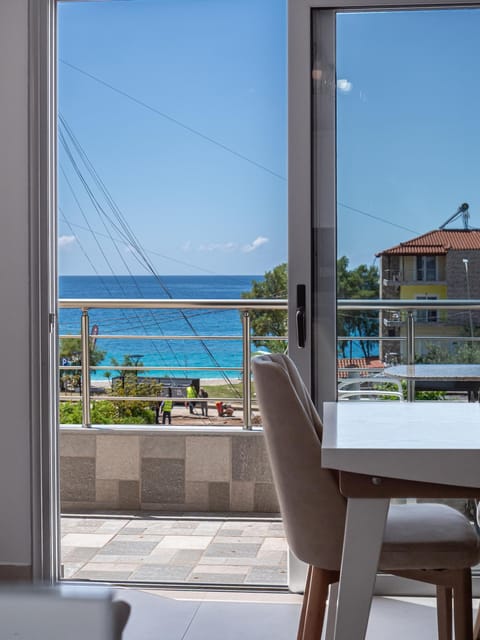 Day, Natural landscape, View (from property/room), Balcony/Terrace, Living room, Seating area, Dining area, Sea view
