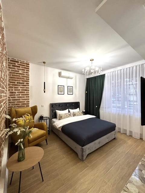 Bed, Photo of the whole room, Seating area, Bedroom