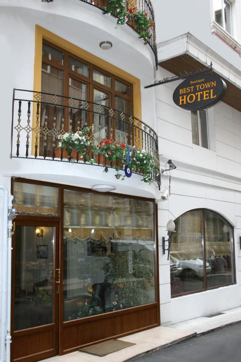Facade/entrance, Decorative detail, Sea view, Street view