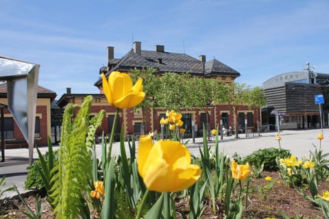 Facade/entrance, Location