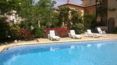 Property building, Garden, Swimming pool, Swimming pool