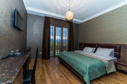 Bed, TV and multimedia, Photo of the whole room, Seating area, Bedroom
