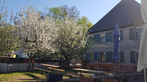 Property building, Facade/entrance, Spring, Food close-up, Day, Garden, Balcony/Terrace, On site, Garden view, Alcoholic drinks, Non alcoholic drinks