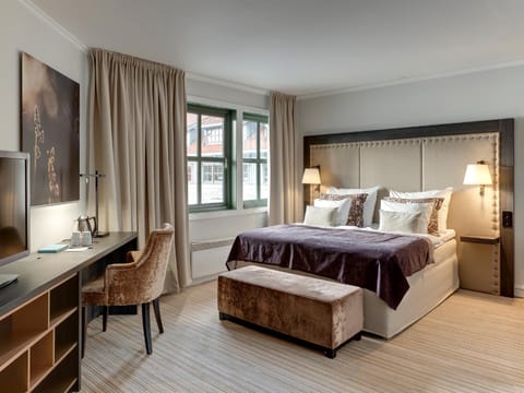 TV and multimedia, Seating area, Bedroom