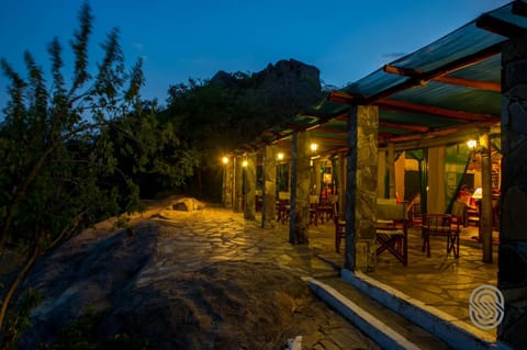 Restaurant/places to eat, Night, Lounge or bar