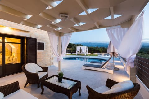 Hot Tub, Seating area, Swimming pool