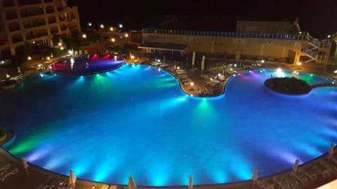 Restaurant/places to eat, Swimming pool, Swimming pool